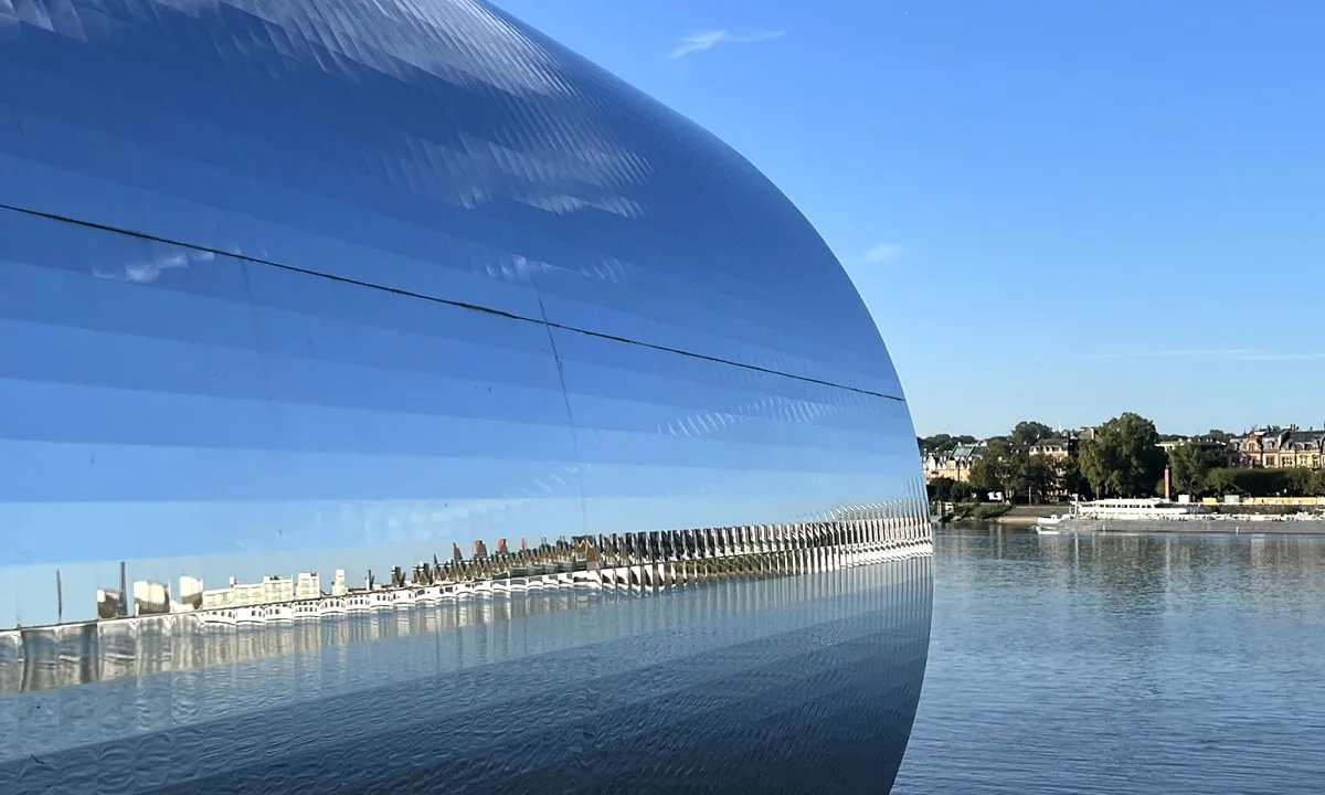 Kunstobjekt mit Spiegeln und Blick über den Rhein auf die Stadt Mainz &middot; Peter Berg Malerfachbetrieb